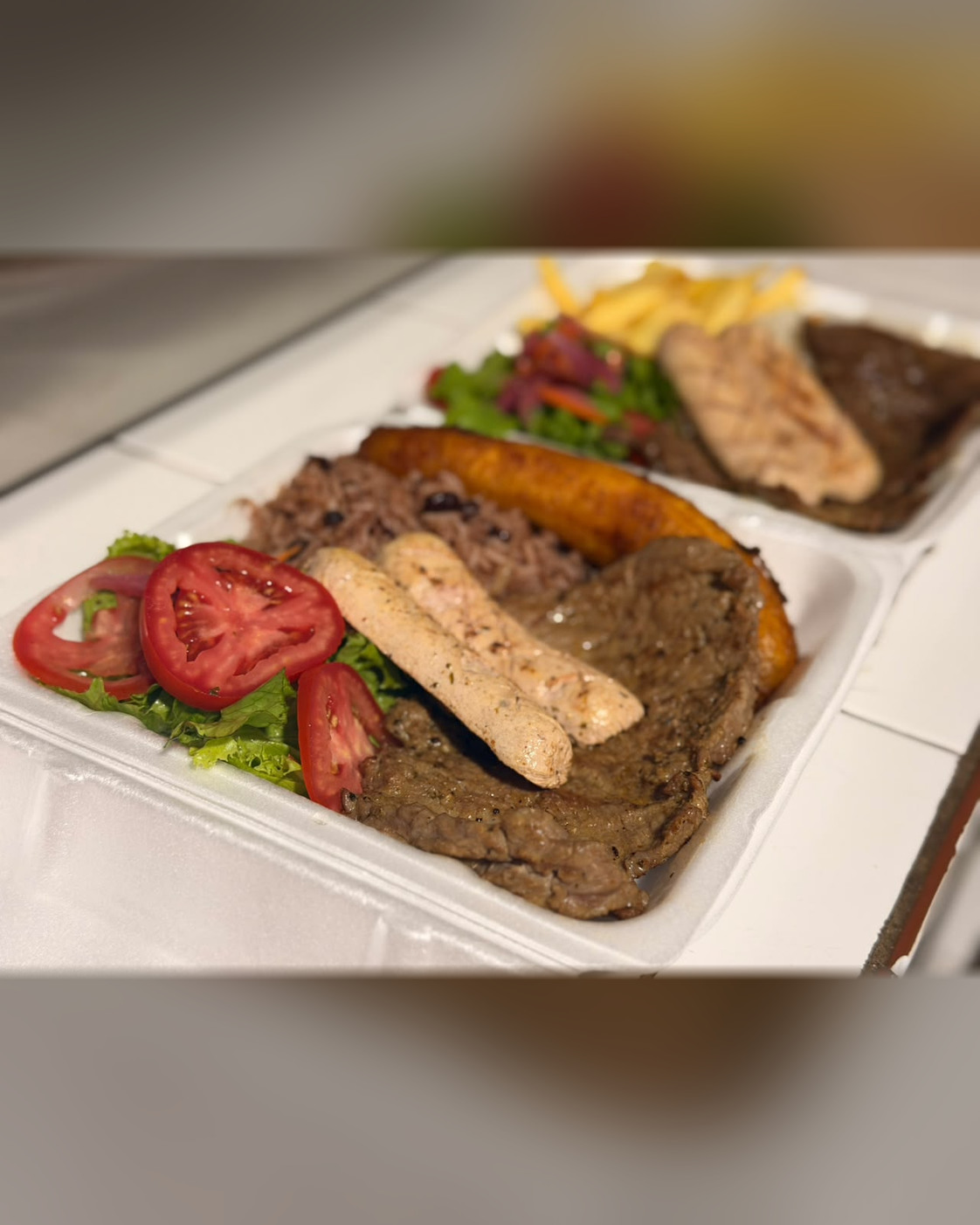 Carne asada con salchicha y acompañamientos