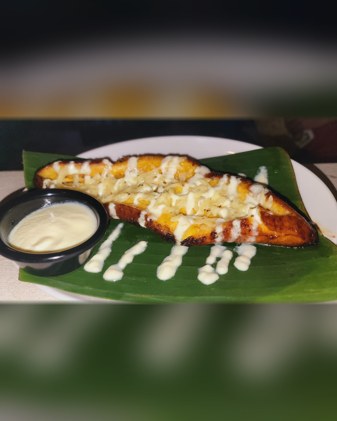 Plátano maduro con queso y crema