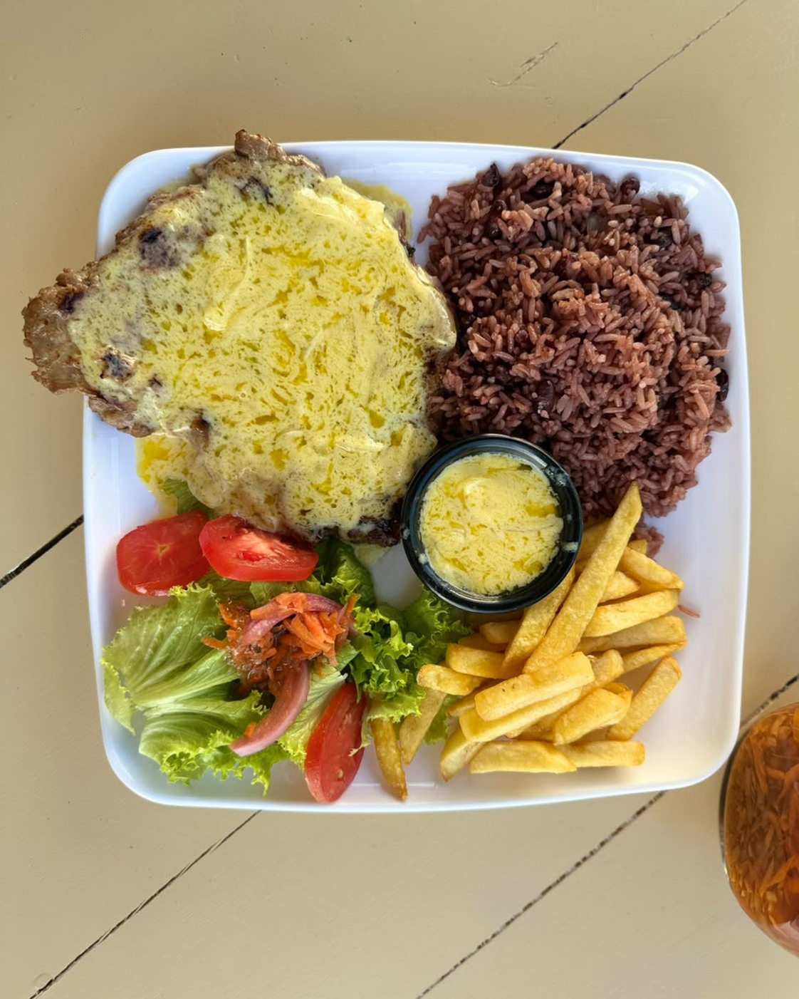 Bistec con salsa cremosa y gallo pinto